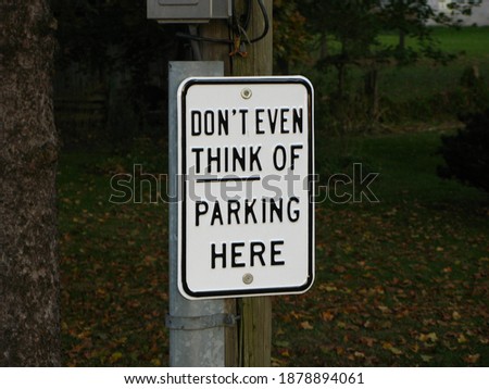 A sign by the side of a road in St. Jacob's, Ontario, reads 'Don't Even Think of Parking Here'. Foto stock © 