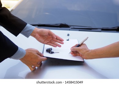 Sign The Car Refinancing Contract. Loan Business And Loan Release