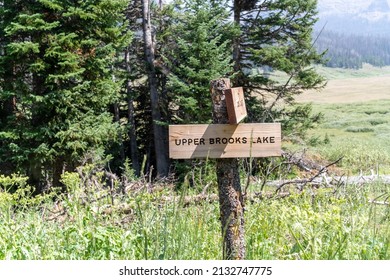 Sign directing hikers to Upper Brooks Lake in Wyoming