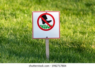 Sign Do not step on grass. Prohibition sign on the lawn. Sign prohibiting walking on the grass.
