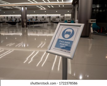 Sign In An Empty Hotel Lobby Requiring Everyone Who Enters To Wear A Face Mask During Coronavirus Lockdown