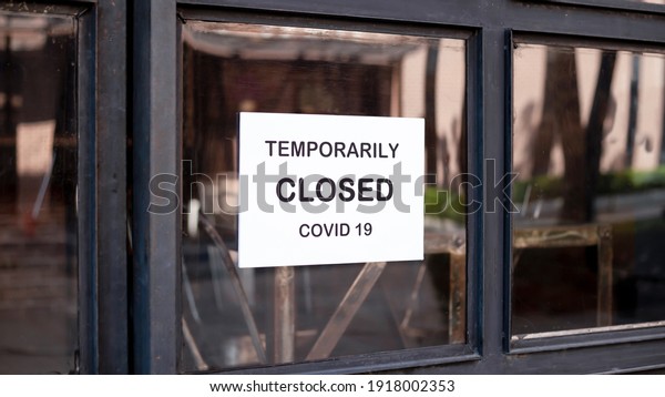 The sign in front of the office is\
temporarily closed. Sign Coronavirus in the\
store