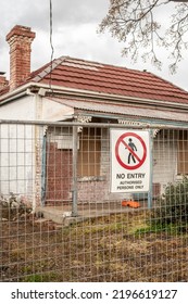 Sign Icon No Entry Authorised Persons Only On A Fence Old Abandoned House  Bendigo, Vic, Australia