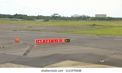 sign markings on taxiway for direction at airport