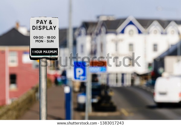 Sign for on-street pay and display car parking,\
9am to 6pm, 1 hour\
maximum.