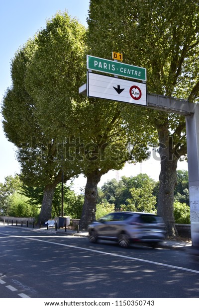 Sign\
Paris-centre with car moving left, Paris,\
France