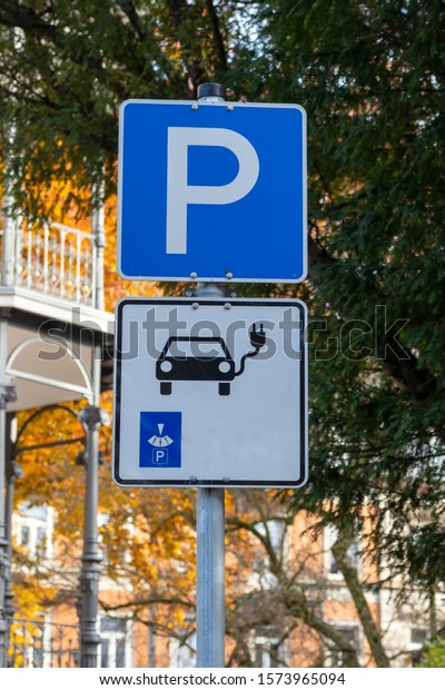 Sign,\
parking for electric cars with charging\
station