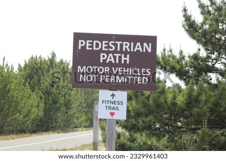 A sign pointing to the fitness trail and says 