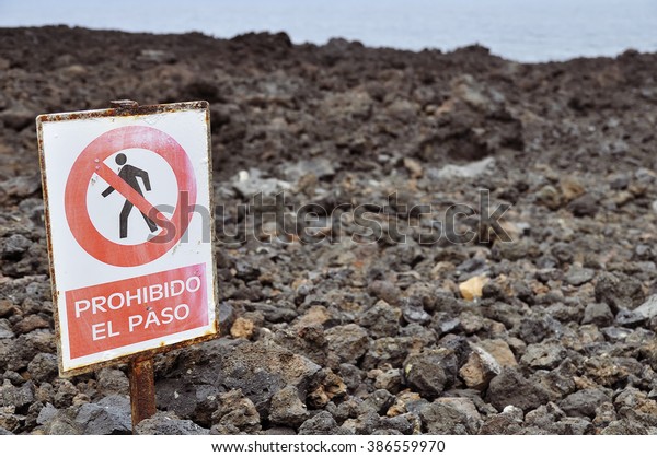 sign-prohibido-el-paso-translation-keep-foto-de-stock-386559970