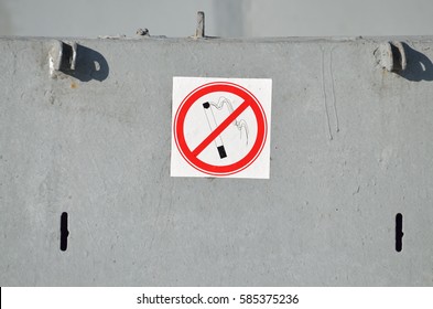 A sign prohibiting Smoking,hanging on a metal wall. - Shutterstock ID 585375236