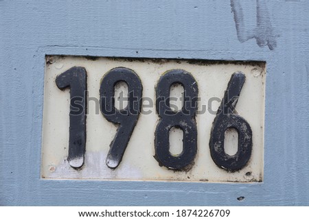 A sign showing the year of nineteen hundred eighty six (1986)