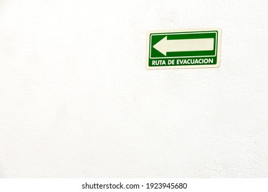 Sign in Spanish, with an arrow and the text, 'ruta de evacuacion' evacuation route.
