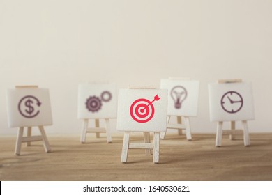 Sign stand with an arrow in the target. Stand out from the crowd and think different creative idea concepts. Tactics of advertising targeting. advertise campaigns. Goal Achievement and Purposefulness. - Shutterstock ID 1640530621