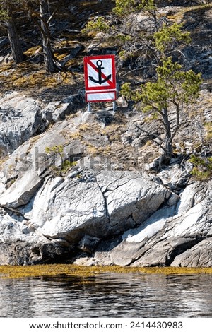 A sign to warn vessels not to lay anchor. The Norwegian fjords have a large number of underwater cables. It is not permitted to anchor near where the cables come ashore.  