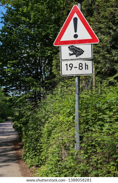 Sign warning about\
the migration of frogs