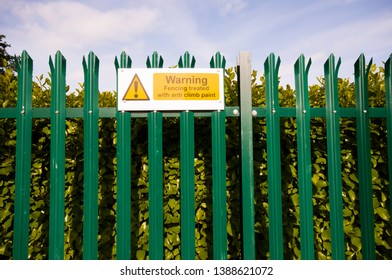 Sign "Warning: fencing treated with anti-climb paint"
