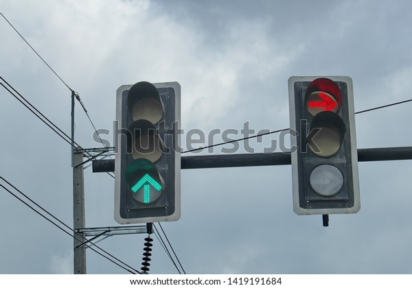 Signal of traffic\
light at the intersection\
