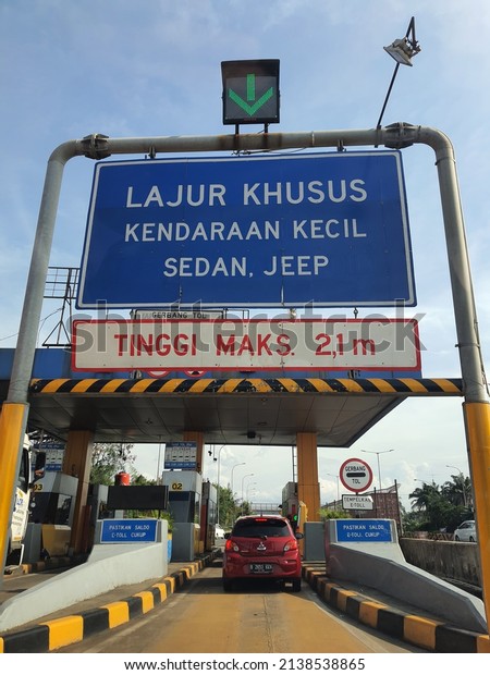 The signboard in front of the toll gate that\
limits the height of vehicles that may enter the toll gate must not\
exceed 2.1 meters.
