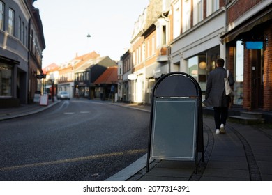 Signboard On The Street. Empty Menu Board Stand. Restaurant Sidewalk Chalkboard Sign Board. Freestanding A-frame Blackboard Near Outdoor Cafe. Copyspace For Text, Selective Focus