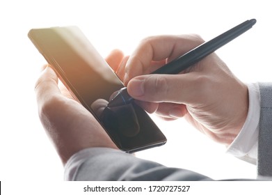 Firmar documento inteligente en smartphone aislado en fondo blanco
