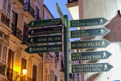Pancarte Dans Le Centre-ville Avec Direction Des Attractions Touristiques.Le Soir.Malaga, Espagne, Andalousie.