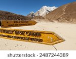 Signpost, guidepost, trail sign showing the direction to Mount Everest Base Camp and to Kala Patthar, Pather in front of the trail leading up to Kala Patthar, Mount Everest Base Camp, EBC, Nepal 