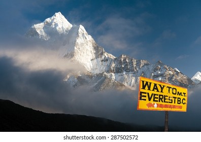 signpost way to mount everest b.c. and evening himalayan panorama with mount Ama Dablam