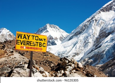 Signpost Way To Mount Everest B.c. And Himalayan Panorama