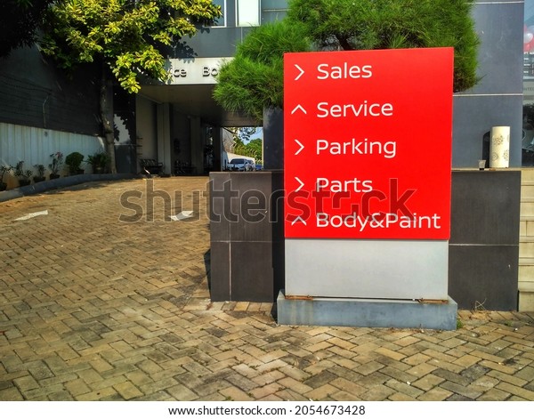 signposts on\
the front page of a auto car repair\
shop