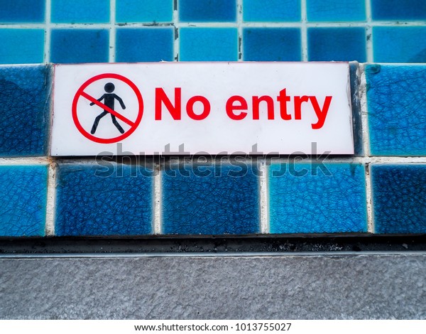 Signs No entry.The area may be restricted or\
dangerous areas are not\
permitted.