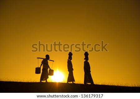 Similar – Vater und Sohn spielen im Park bei Sonnenuntergang Zeit. Menschen, die Spaß im Freien. Konzept der Sommerurlaub und freundliche Familie.