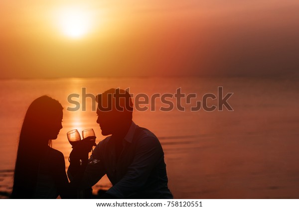 Photo De Stock De Silhouette Dun Couple Amoureux Buvant Du