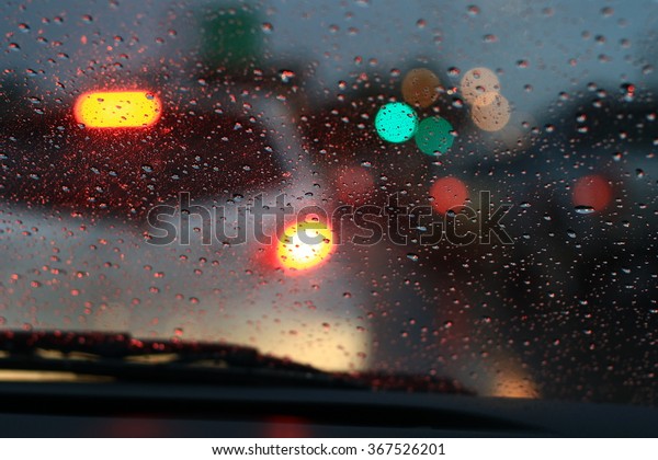 Silhouette edge The rain is falling. Bokeh\
on the road in the morning. In Thailand.Abstract blurred background\
: Traffic jam in the morning rush hour.\
in-