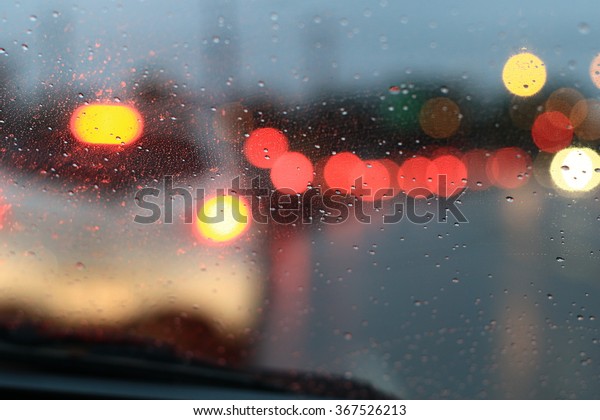 Silhouette edge The rain is falling. Bokeh\
on the road in the morning. In Thailand.Abstract blurred background\
: Traffic jam in the morning rush hour.\
in-