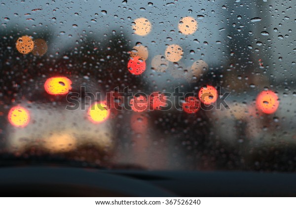 Silhouette edge The rain is falling. Bokeh
on the road in the morning. In Thailand.Abstract blurred background
: Traffic jam in the morning rush hour.
in-