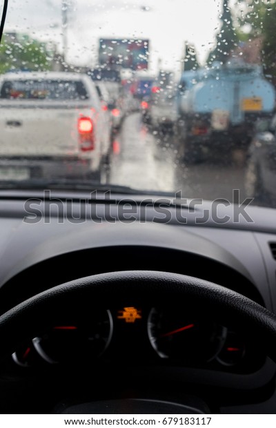 Silhouette edge The rain is\
falling. Bokeh on the road in the morning. In Thailand.Abstract\
blurred background : Traffic jam in the morning rush hour. in-\
Thailand.