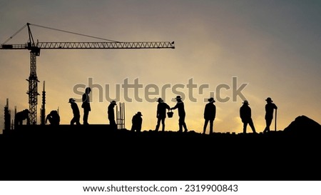 Silhouette of the engineer instructs his subordinates about building a building.construction team concept. Foto stock © 
