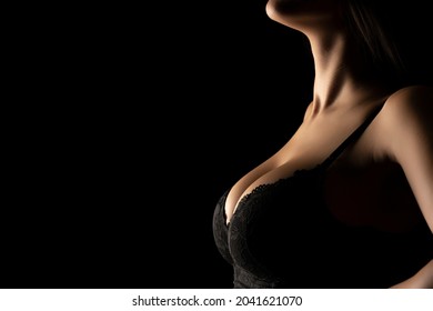 Silhouette einer weiblichen Brüste in BH auf schwarzem Hintergrund
