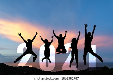 Silhouette glückliche Business-Teamwork springende Gratulation und feiern in Happy New Year 2021 für die Änderung neuer Leben Zukunftskonzept. Team-Team der Freiheitslifestyle-Gruppe springt als Teil der Nummer 2021 