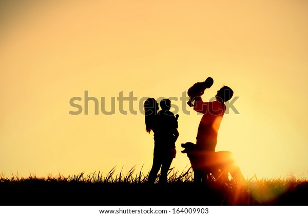 Descubra Una Silueta De Una Familia Feliz Imagenes De Stock En Hd Y Millones De Otras Fotos Ilustraciones Y Vectores En Stock Libres De Regalias En La Coleccion De Shutterstock Se Agregan Miles De Imagenes Nuevas De Alta Calidad Todos Los Dias