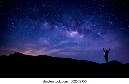 Silhouette eines glücklichen Fotografen Abenteuers auf dem Berg mit echten Fantasiestars und einem milden Weg in den Nachthimmel. Konzept der erstaunlichen Natur mit großen Traumreisen und Reise-Szene.