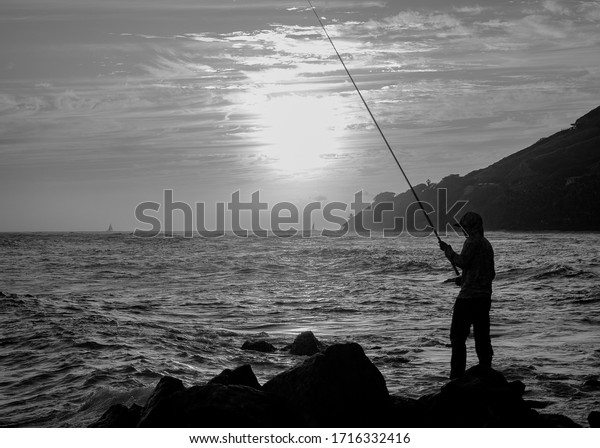 ハワイでの男性釣りのシルエット の写真素材 今すぐ編集