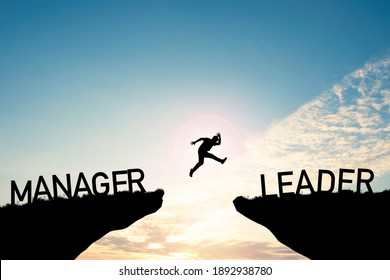 Silhouette Man springt von der Managers Klippe zu Anführer Klippe auf Wolke und blauen Himmel. Ändern des Verhaltens und der Denkweise in das Leadership-Konzept