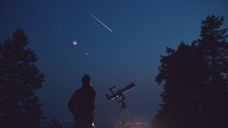 Silhouette D'un Homme, Télescope, étoiles, Planètes Et étoile Filante Sous Le Ciel Nocturne.