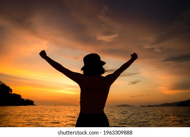 女性 海 後ろ姿 の画像 写真素材 ベクター画像 Shutterstock