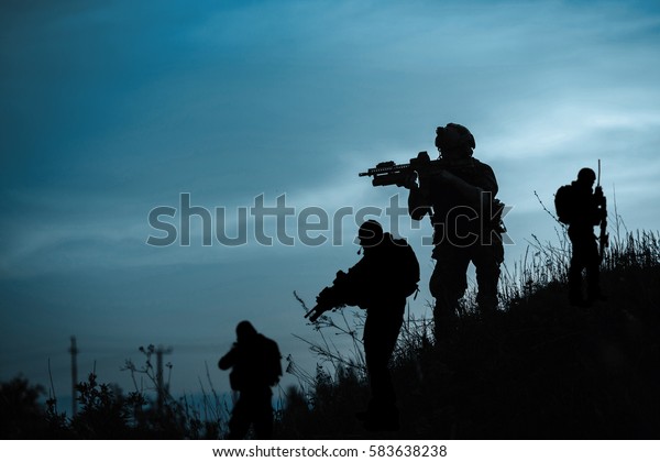夜の兵士や武器を持つ士官のシルエット ショット 銃を持つ 青のカラフルな空 背景 の写真素材 今すぐ編集
