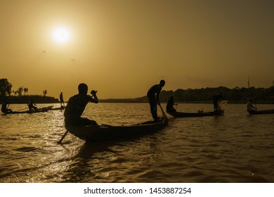 Silhouette of Nigerien fishermen fishing on their boats in Niger river during sunset in niamey in Niger