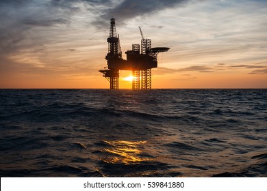 Silhouette of offshore oil drilling rig 
