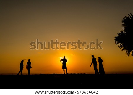 Similar – Vater und Sohn spielen im Park bei Sonnenuntergang Zeit. Menschen, die Spaß im Freien. Konzept der Sommerurlaub und freundliche Familie.