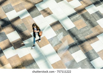 歩く人 俯瞰 の画像 写真素材 ベクター画像 Shutterstock